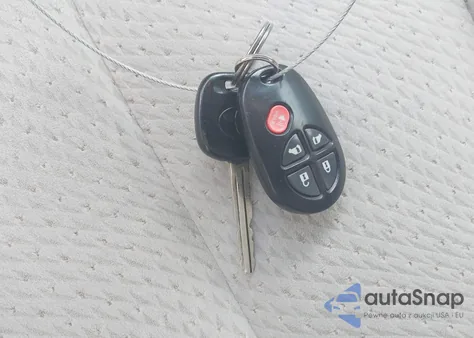 2013 Toyota Sienna Le V6 8 Passenger z USA, uszkodzony, nr VIN 5TDKK3DC8DS304981